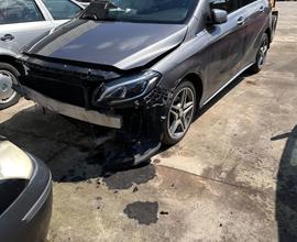 Mercedes classe B incidentata