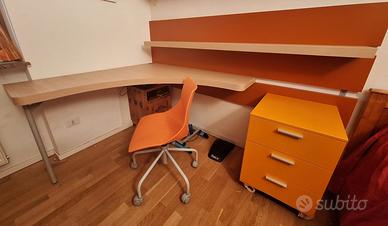Scrivania completa di sedia, cassettiera e mensola