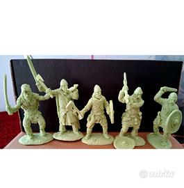 SOLDATINI WARHANSA VICHINGHI. 5 FIGURE. PLASTICA