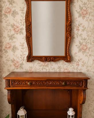 mobile in legno con lo specchio intarsiato