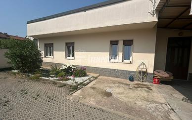 ROVELLASCA: bilocale al piano terra in piccolo con