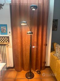 Lampada da terra con tre punti luce