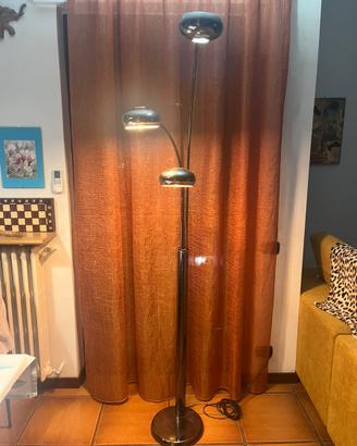 Lampada da terra con tre punti luce