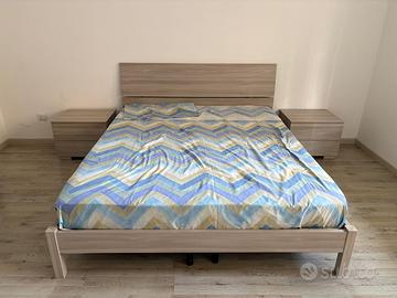 Struttura letto + 2 comodini + comò
