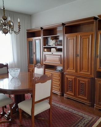 mobile sala + tavolo con sedie