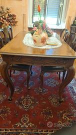 tavolo in legno con sedie