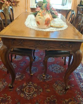 tavolo in legno con sedie