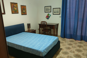 Camera con servizi finemente arredata