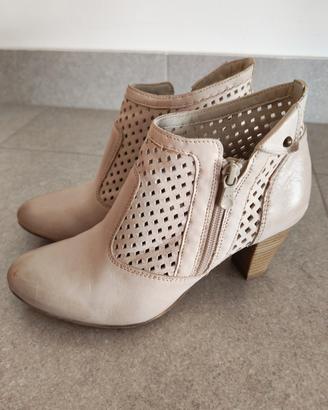 Stivaletti con tacco primaverili beige