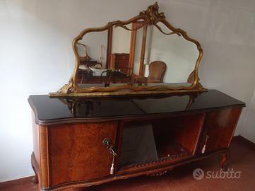 Mobile a muro con specchio e cristalliera