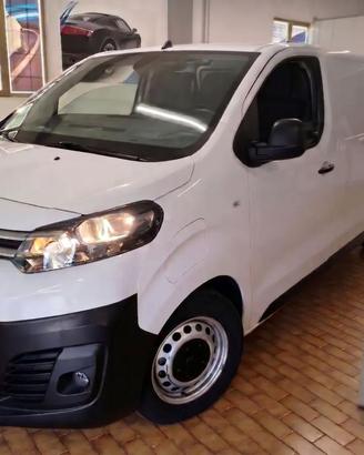 75 kWh, autonomia 330 km, prezzo reale + lVA