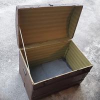 Baule d’epoca in legno con maniglie laterali