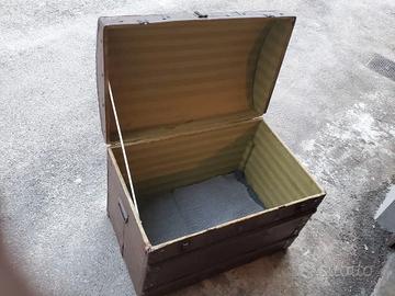 Baule d’epoca in legno con maniglie laterali