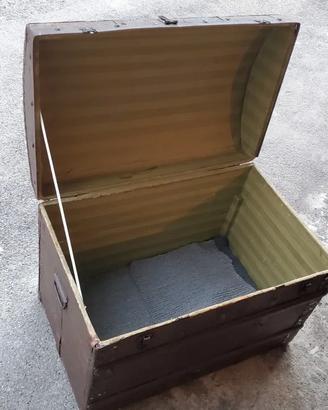 Baule d’epoca in legno con maniglie laterali