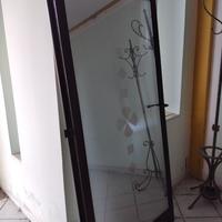 Porta in vetro con bordo in ferro