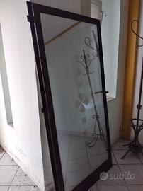 Porta in vetro con bordo in ferro