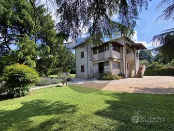 Villa di 310 m² con più di 5 locali e box auto a L