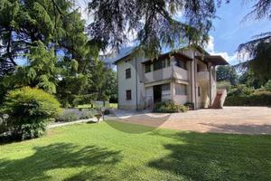 Villa di 310 m² con più di 5 locali e box auto a L