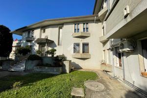 Arredato al piano rialzato bilocale con garage