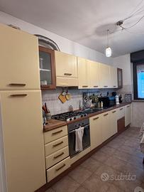 Cucina con elettrodomestici