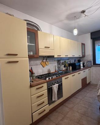 Cucina con elettrodomestici