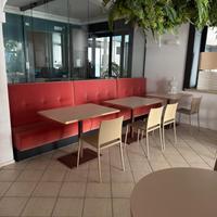 Panche con tavoli e sedie