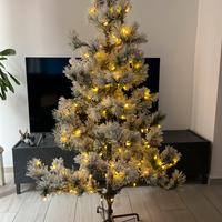 Albero innevato con luci