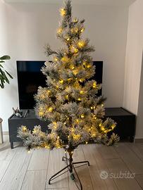 Albero innevato con luci