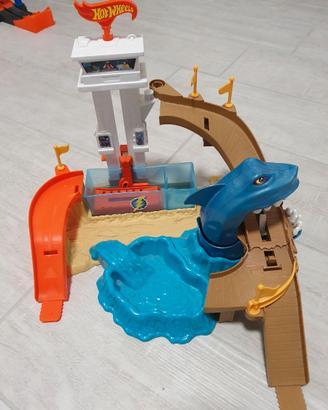 Hotwheels playset lo squalo sta attaccando