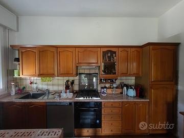 Cucina in legno + tavolo e 4 sedie