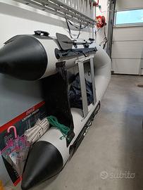 Gommone gonfiabile con chiglia rigida