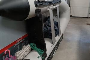 Gommone gonfiabile con chiglia rigida