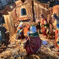 Presepe artigianale con capanna illuminata