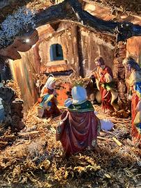 Presepe artigianale con capanna illuminata