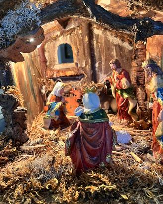 Presepe artigianale con capanna illuminata