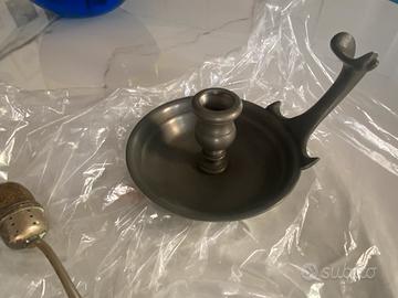 candeliere a mano antico in peltro