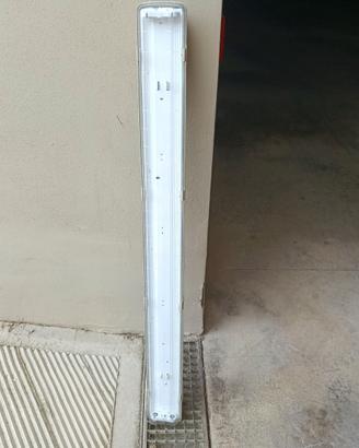 Plafoniera Beghelli a 2 neon da 1,20 metri.