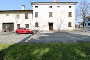 CASA SEMINDIPENDENTE A CAMPOLONGO TAPOGLIANO
