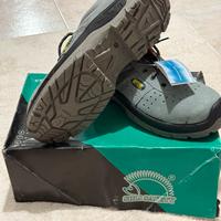 Stock  o singole scarpe da lavoro