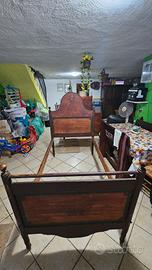 Struttura letto singolo antico. 