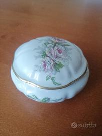 Scatolina portagioie decorata con motivi floreali