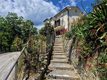 Farindola Via Guglielmo Marconi n. 52, Villa Edera