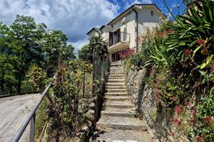 Farindola Via Guglielmo Marconi n. 52, Villa Edera