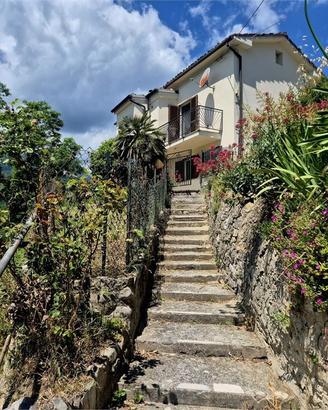 Farindola Via Guglielmo Marconi n. 52, Villa Edera