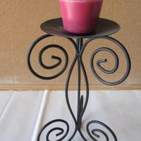 Candelabro antico in ferro battuto con candela