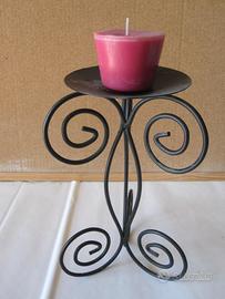 Candelabro antico in ferro battuto con candela