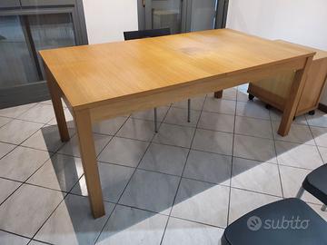 Tavolo in legno per casa o ufficio