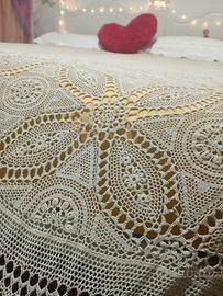 Copriletto ad uncinetto color tortora 