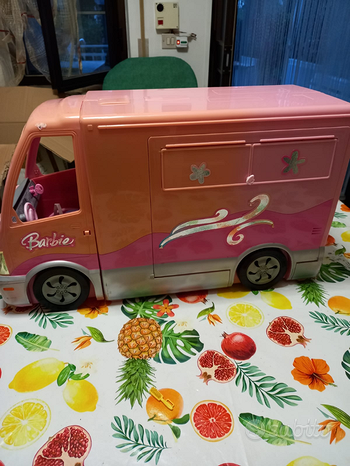 Bambole Barbie con camper giocattolo