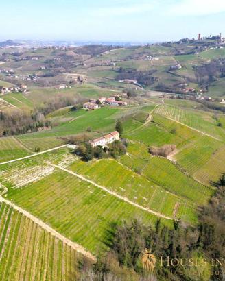 Rustico / Casale di 400 m² con più di 5 locali a C